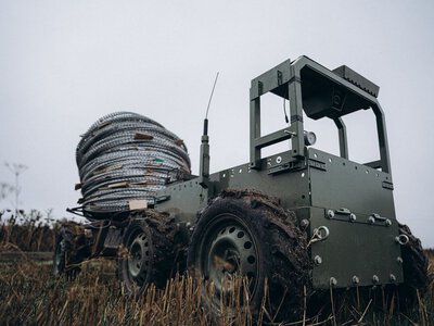 Робот розгортає колючий дріт замість саперів: як працює інженерний НРК на фронті