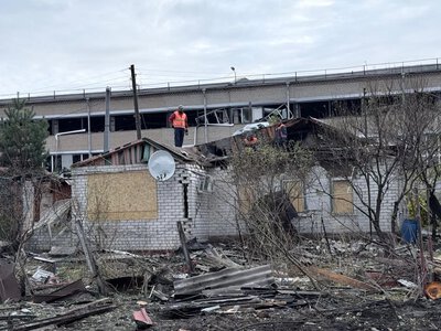 Удар по Новобаварському району: вибиті вікна вже закрили, що з дахами