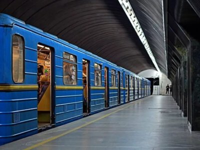 Поліція і лікарі в метро Києва: пасажирка постраждала від ударів
