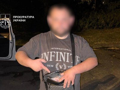 420 згортків психотропів у сумці: у Києві торгівця амфетаміном та PVP засудили до 9 років позбавлення волі