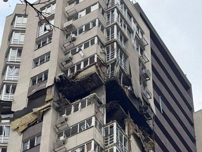 У Києві російський дрон зруйнував частину квартири на 20-му поверсі: є загиблі