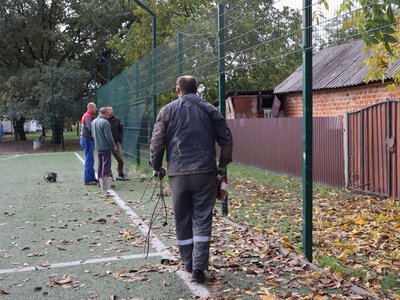 У парку «Центральний» у Кобеляках відновили огорожу мініфутбольного поля