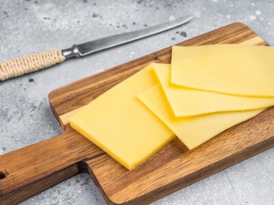 Як відрізнити справжній сир від сирного продукту: на що дивитися в магазині