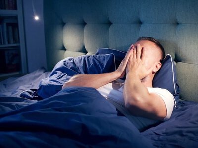 Трюк із лівою ніздрею та «не спати»: лікарка назвала 5 незвичних способів швидко заснути