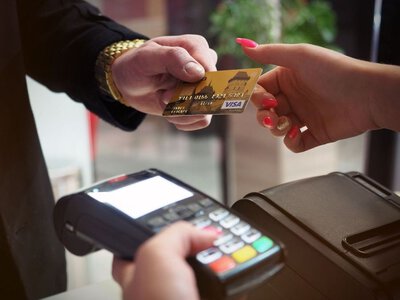 Із зарплатної картки не дадуть зняти всі гроші: який ліміт діє у 2026 році