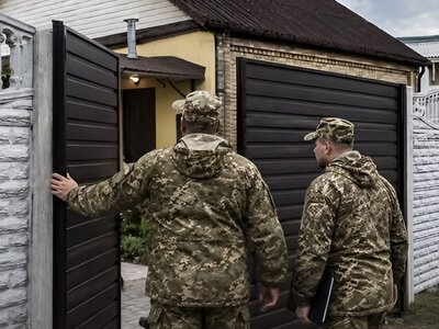 ТЦК прийшов із повісткою після 22:00: чи можуть зламати двері та зайти в квартиру