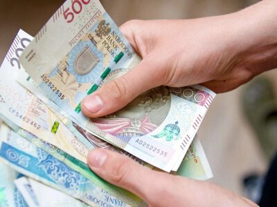 Зарплати українців у Польщі: 6800 злотих у молодих чоловіків і доплата за знання мови