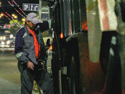 «По мені яйцями кидалися». Нічна зміна з комунальниками, які збирають сміття в Києві
