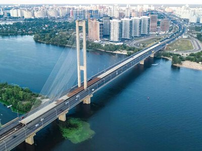У Києві обмежили рух Південним мостом після російського обстрілу