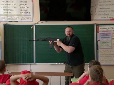 Кремлівський вихователь зі зброєю в руках. Як москвич мілітаризовував дітей на окупованій Херсонщині