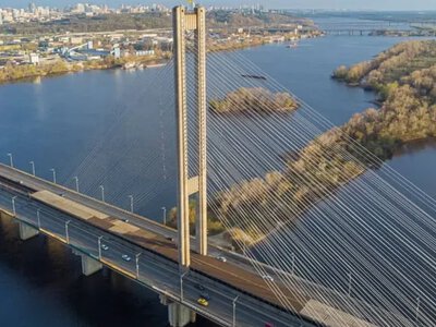 Зміни в русі автомобілів та поїздів метро “зеленої” гілки у Києві через атаку на Південний міст