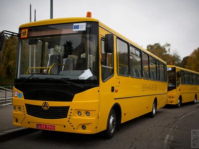 Ще два шкільні автобуси передали громадам на Рівненщині