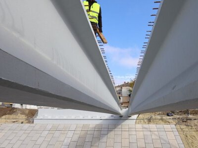 На Рясне змонтували перші 30-метрові балки нового мосту