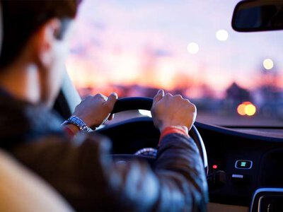 В Україні пропонують дозволити керувати авто з 17 років