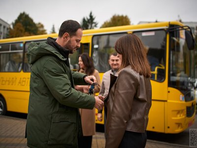 Громади Рівненщини отримали ще два шкільні автобуси: скільки транспорту передали від початку року