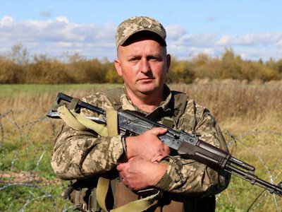 Виніс із машини, що палала, зброю та знешкодив дрона-ждуна: історія прикордонника з Волині