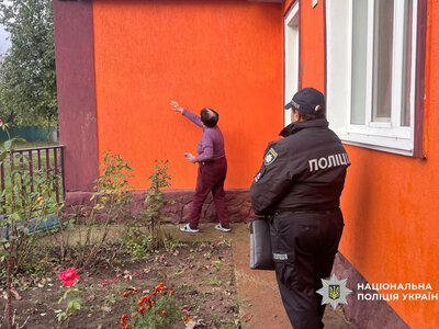 У Монастирищі невідомий забруднив багном будинок, в якому жив полеглий військовий (ВІДЕО)