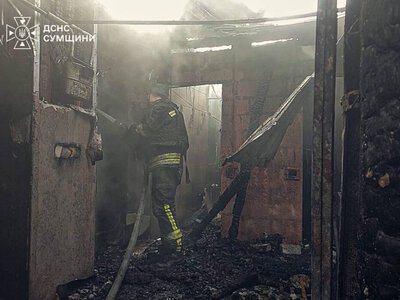 У Глухові гасили пожежу після ворожого удару: рятувальникам доводилося переривати роботу + Фото