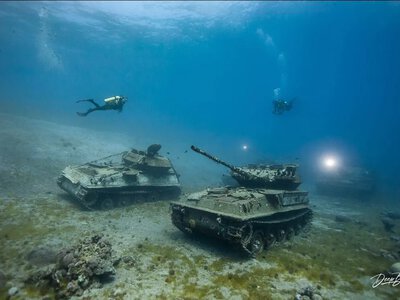 В Акабі на дні Червоного моря діє підводний військовий музей із 21 одиниці техніки