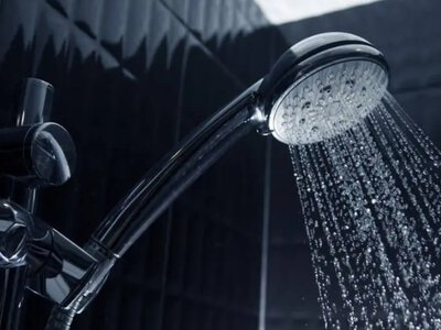 Як приймати душ під час відключення світла і перебоях з водою: ризики та поради експертів
