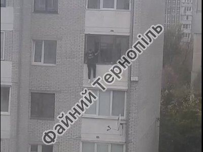 Погрожував підірвати гранату: у Тернополі чоловік вистрибнув із вікна під час спецоперації поліції (відео)