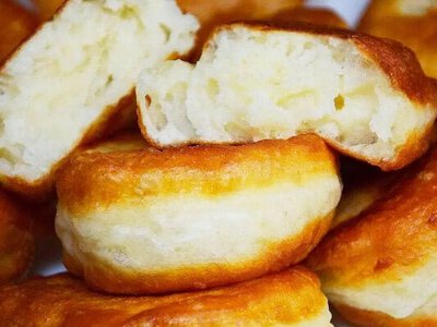 Ідеально пишні оладки на кефірі: простий кулінарний трюк, про який знають не всі