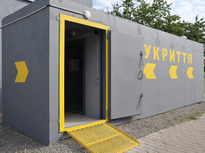 Додаткові укриття в лікарнях і мобільні споруди: яка держава допомагатиме Україні