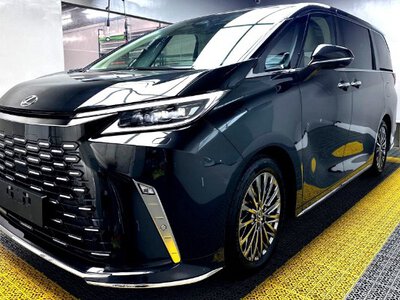 Розкішний бонус для ексчиновника: звідки взялися Lexus і три гаражі?