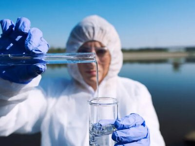 ЄС посилює контроль за «вічними хімікатами» та мікропластиком у воді: що це означає для України