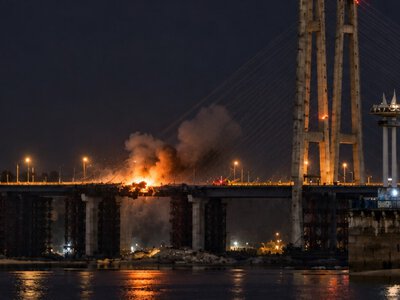 Момент удару по Вантовому мосту в Запоріжжі потрапив на відео: рух перекрили