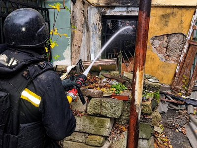 Окупанти обстріляли Херсон з артилерії: горіла багатоповерхівка (фото)