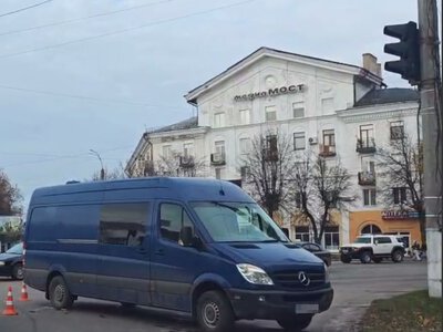 У центрі Шостки сталася дорожньо-транспортна пригода: на місці працюють екстрені служби + Фото