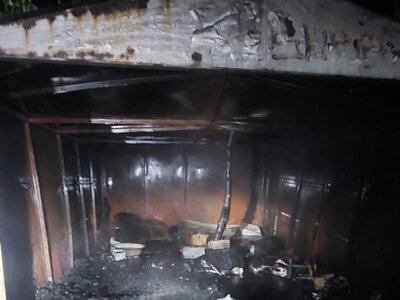 У Чернівцях горів закинутий гараж: рятувальники назвали попередню причину пожежі