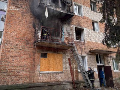Рятувальники гасили пожежу під загрозою нових ударів: наслідки атаки на Глухів + Фото, Відео