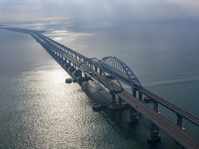 Шторм зруйнував російські загородження біля Кримського мосту: нові дані зі супутників