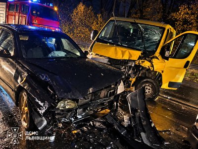 На Самбірщині в потрійній ДТП травмувалися двоє дітей: одну дівчинку довелося деблокувати з розбитого авто