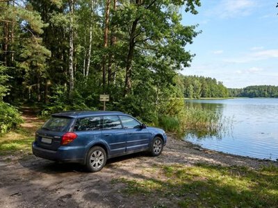 Припаркував «Пежо» біля озера Світязь: Шацький суд оштрафував водія за порушення екологічних норм