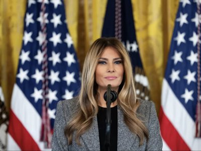 Трамп хотів поцілувати Меланію, але щось пішло не так: реакція першої леді потрапила на відео (Відео)
