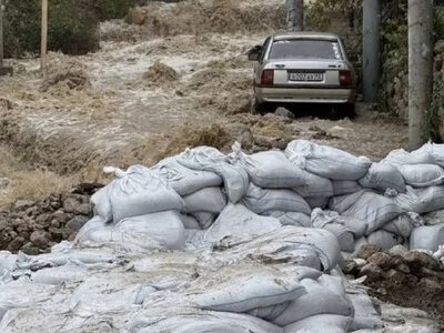У Ялті, Крим, внаслідок потужної повені затоплено вулиці, вода наближається до Воронцовського палацу (відео)