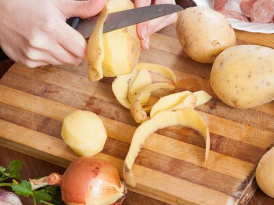 Розрізали картоплю, а всередині чорні плями: коли їх можна вирізати, а коли викинути