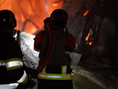 Росіяни вдарили по підприємству у Чернігові, під завалами є люди
