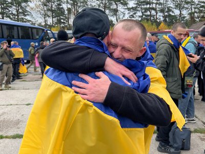 В Україну повернули 270 полонених: серед звільнених - оборонці Маріуполя та п'ятеро вцілілих в Оленівці