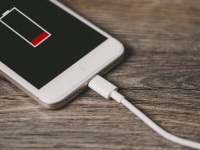 Зарядка без смартфона теж споживає енергію: чи варто виймати її з розетки (Відео)