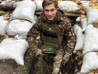 «Ти не наш, правда?» 15 днів він провів у ямі з російським військовим, який тримав його під прицілом. А потім вони грали в шахи, зліплені з глини. І коли з'явився український дрон, росіянин сказав лише одне: «Їсти замов»