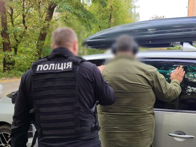 У Києві затримали ділків за продаж «білих квитків»