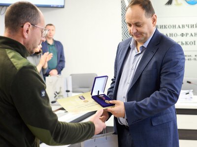 Руслан Марцінків вручив медаль «За поранення» старшому лейтенанту запасу Андрію Крисюку