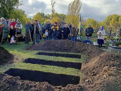На Вінниччині попрощалися з матір'ю, її донькою та онукою, яких вбила Росія