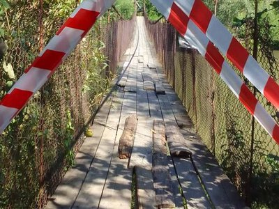 У селі Білин на Рахівщині тимчасово закрили підвісний міст