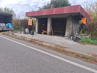 На державних автодорогах Волині приводять до ладу автобусні зупинки