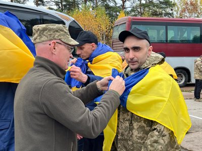 Двоє захисників з Охтирщини повертаються додому з російського полону
